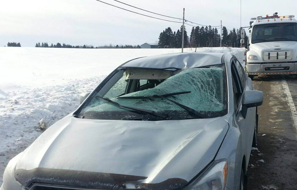 Un Pare-brise De Voiture Avec Un Pare-brise Couvert De Neige Et