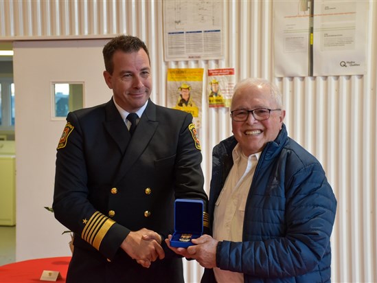 Albert Larouche récompensé pour ses 50 ans comme pompier volontaire à Saint-Bruno 