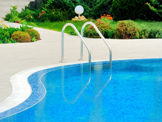 5 conseils pour changer le carrelage d'une piscine creusée