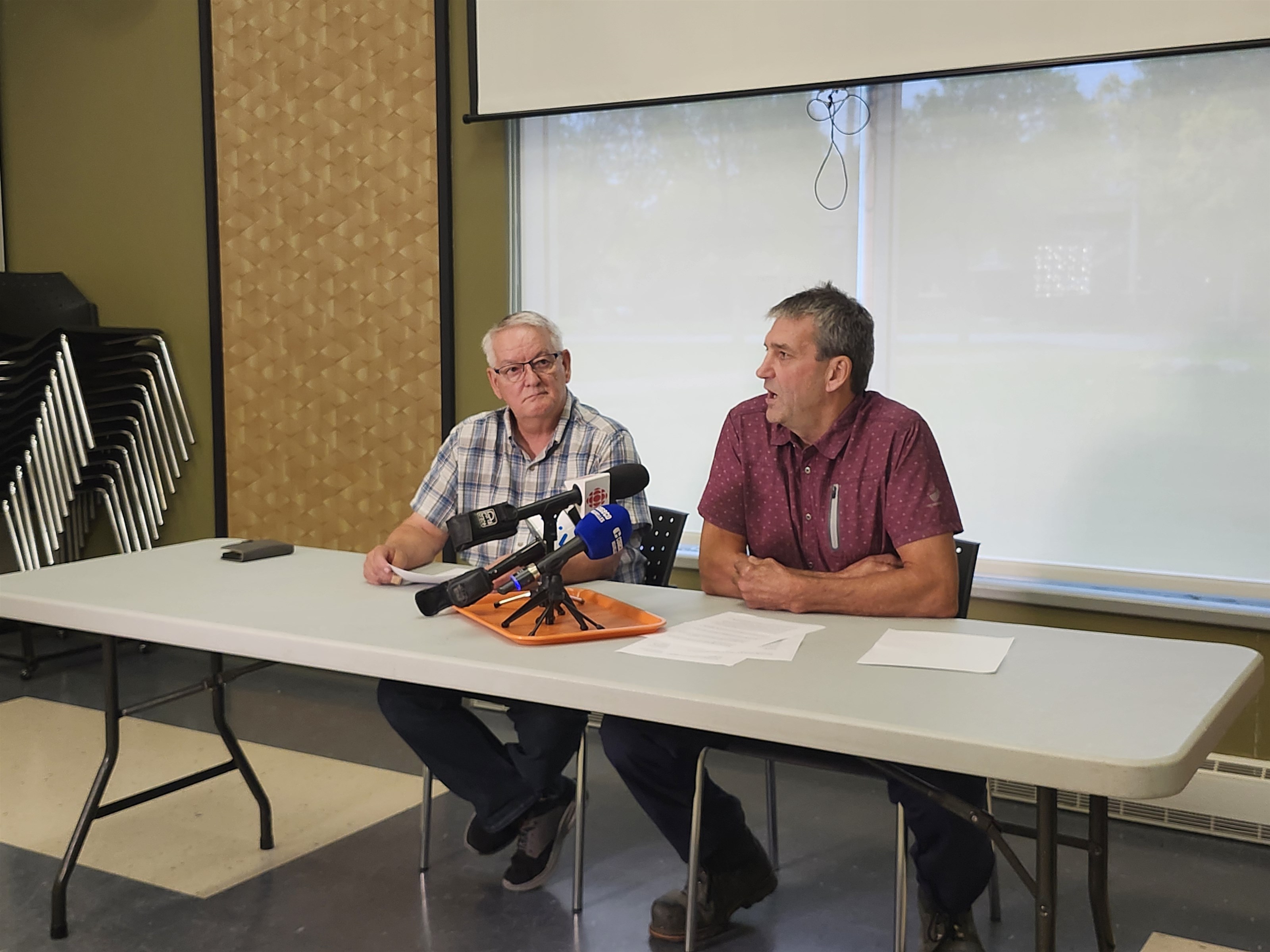 À gauche, le maire d'Hébertville-Station, Michel Claveau, et à droite, celui de Saint-Bruno, François Claveau, en conférence de presse cet après-midi.