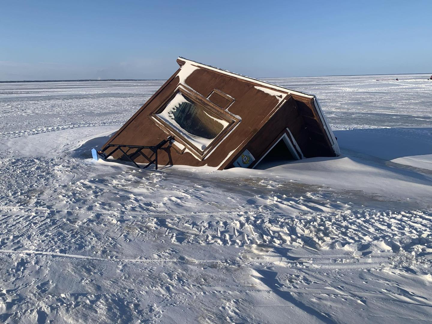 Une autre cabane coincée dans la glace dans la même secteur.